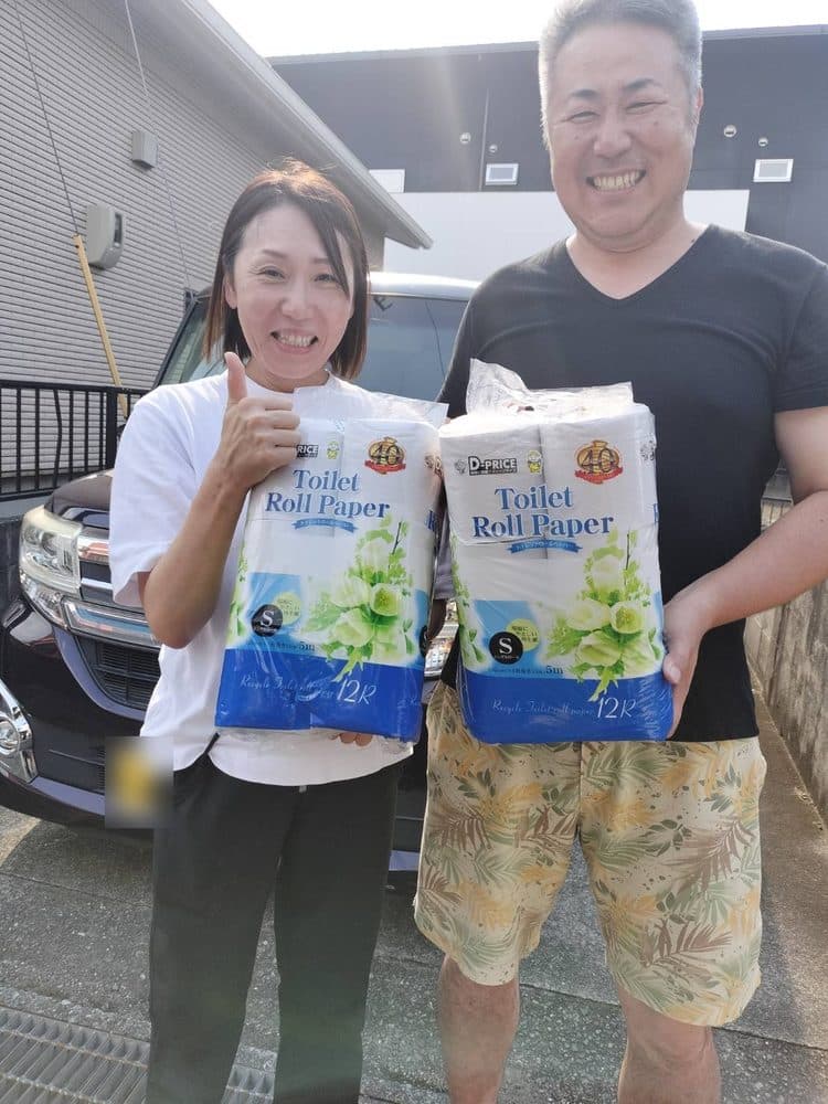 トイレットペーパーを受け取られたお二人
